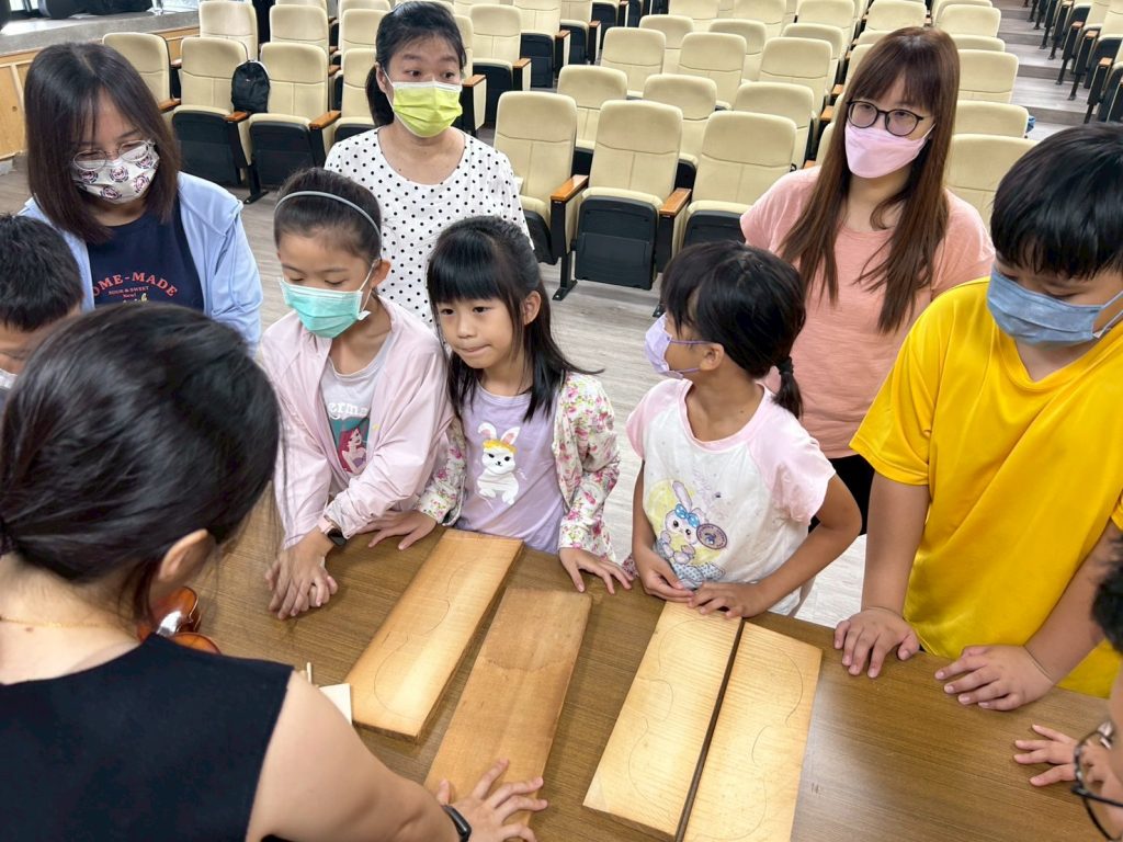 屏大附小暑期親子弦樂營活動現場，孩子與家長共學弦樂