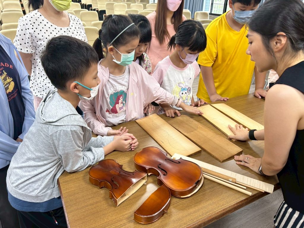 屏大附小暑期親子弦樂營活動現場，孩子與家長共學弦樂
