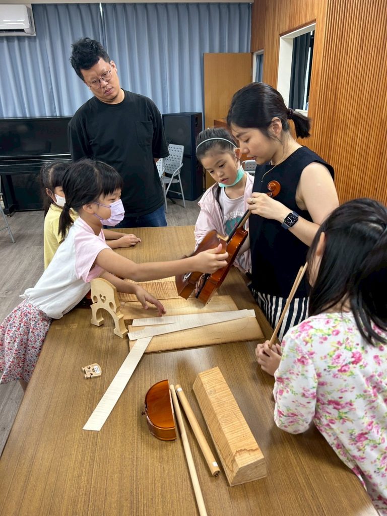 屏大附小暑期親子弦樂營活動現場，孩子與家長共學弦樂