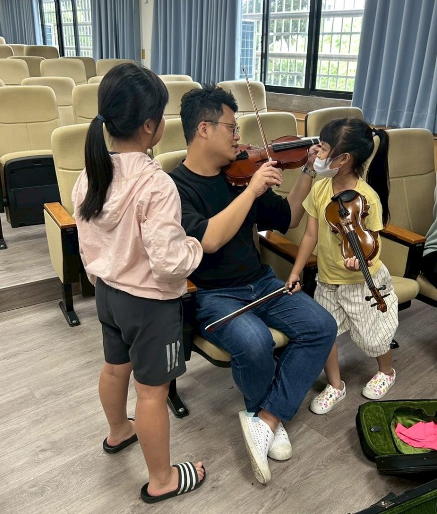 屏大附小暑期親子弦樂營活動現場，孩子與家長共學弦樂
