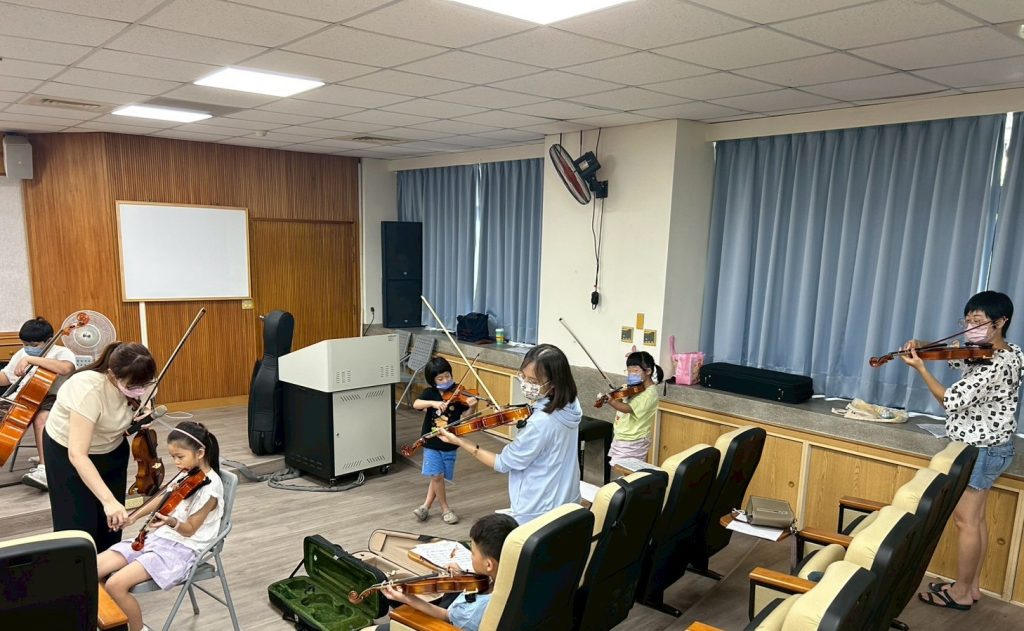 屏大附小暑期親子弦樂營活動現場，孩子與家長共學弦樂