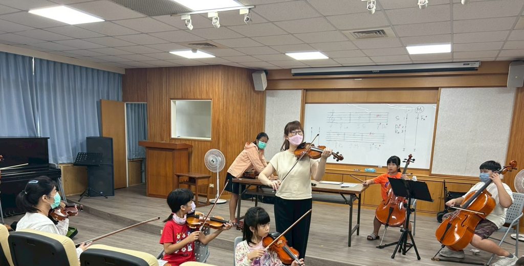 屏大附小暑期親子弦樂營活動現場，孩子與家長共學弦樂